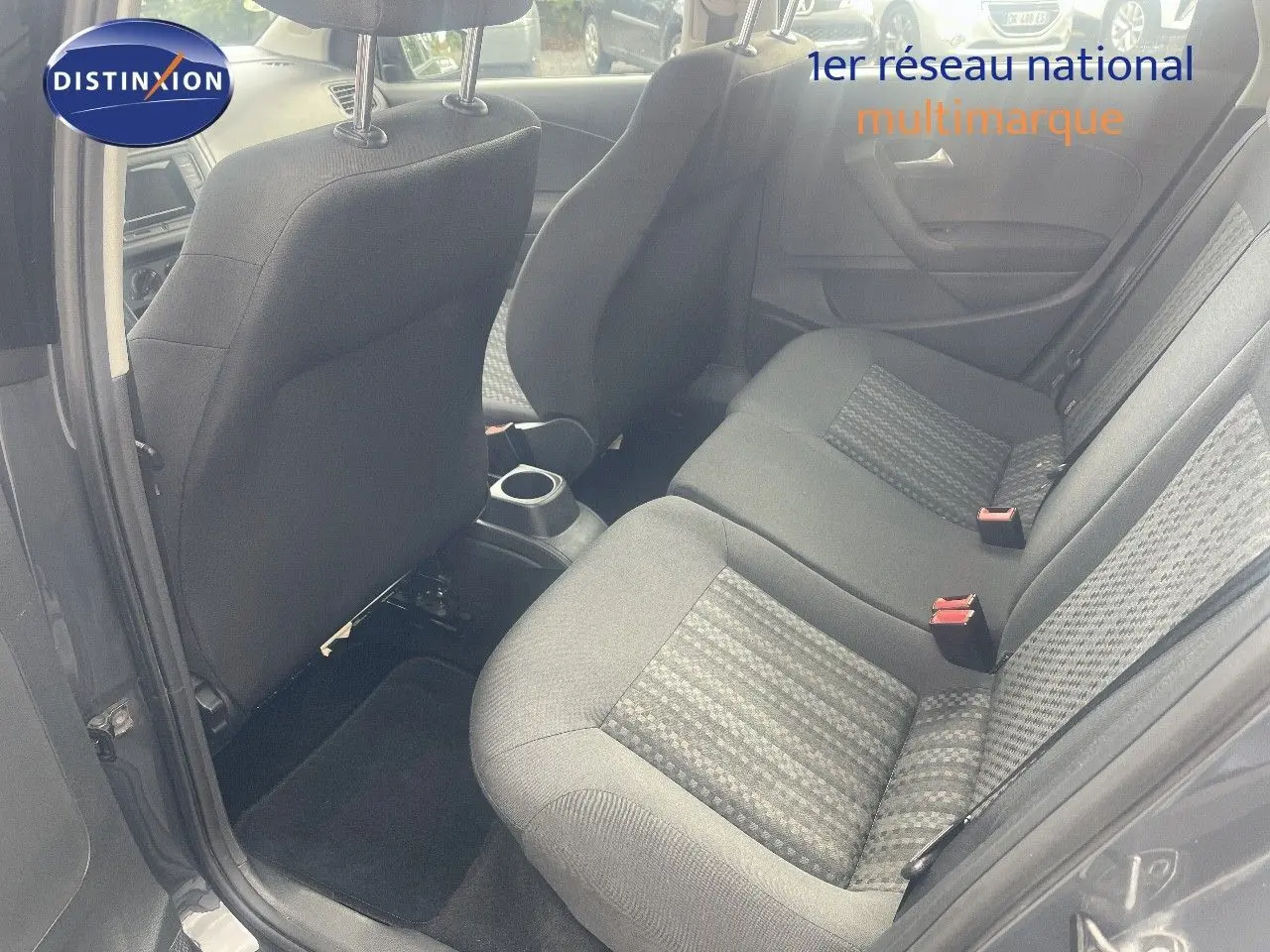 Vue intérieure côté gauche sur les sièges arrière tissu gris à motifs d'une Volkswagen Polo noire de 2016.