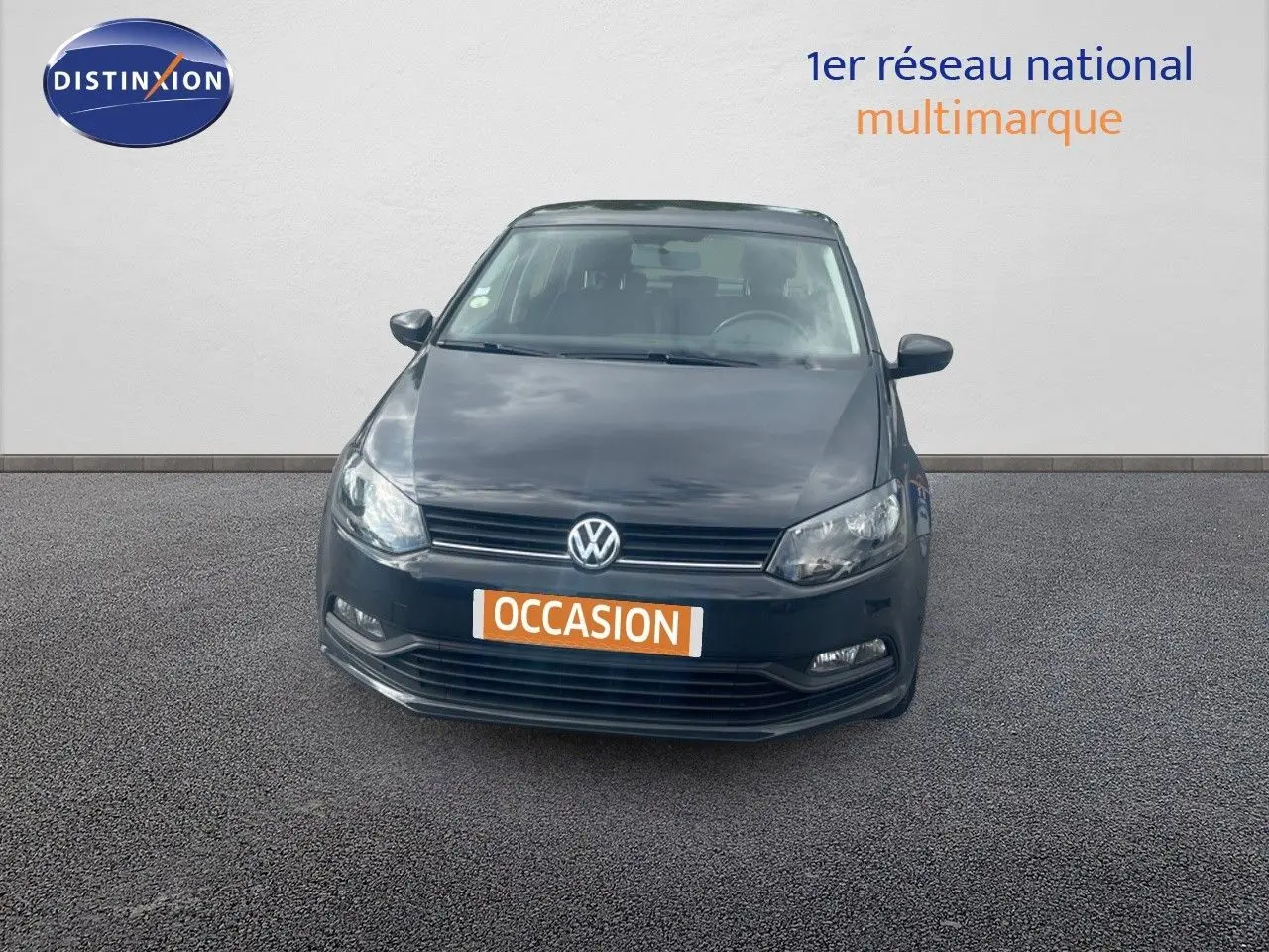 Volkswagen Polo noire vue de face, avec plaque "OCCASION" et logo VW bien visible sur un fond neutre.