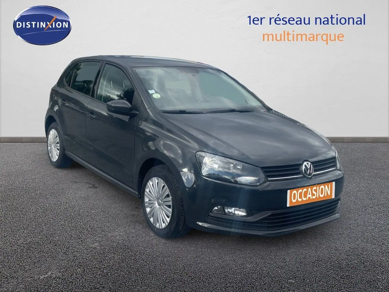 Volkswagen Polo noire vue en 3/4 avant droit, avec plaque "OCCASION" et jantes en alliage simple.
