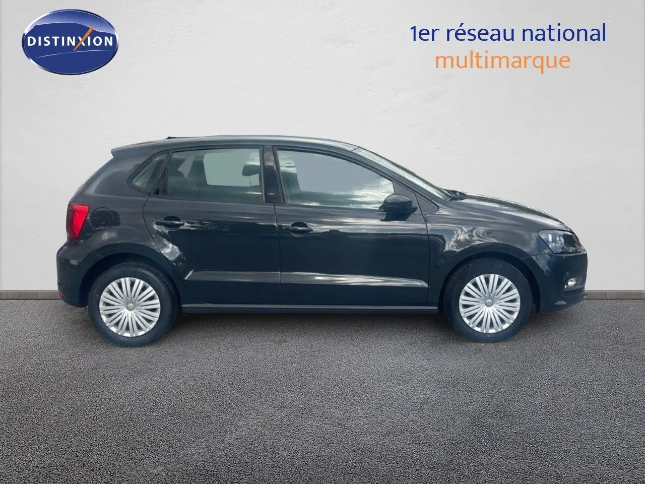 Volkswagen Polo noire vue de profil côté gauche, compacte cinq portes avec jantes à enjoliveurs rayonnants.