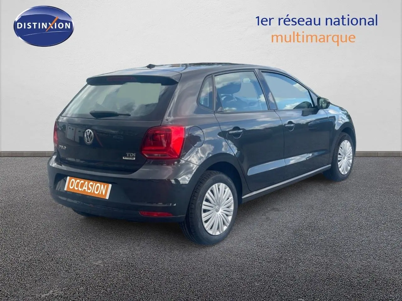 Vue 3/4 arrière droite d'une Volkswagen Polo noire de 2016 avec jantes acier et feux arrière rouges visibles.
