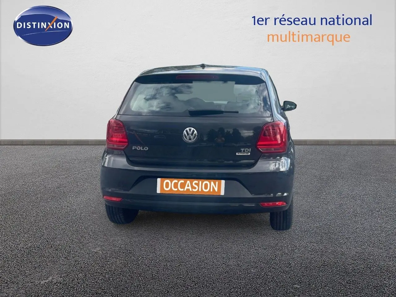 Vue arrière d'une Volkswagen Polo noire 1.4 TDI 2016 avec logo et plaques d'occasion visibles.