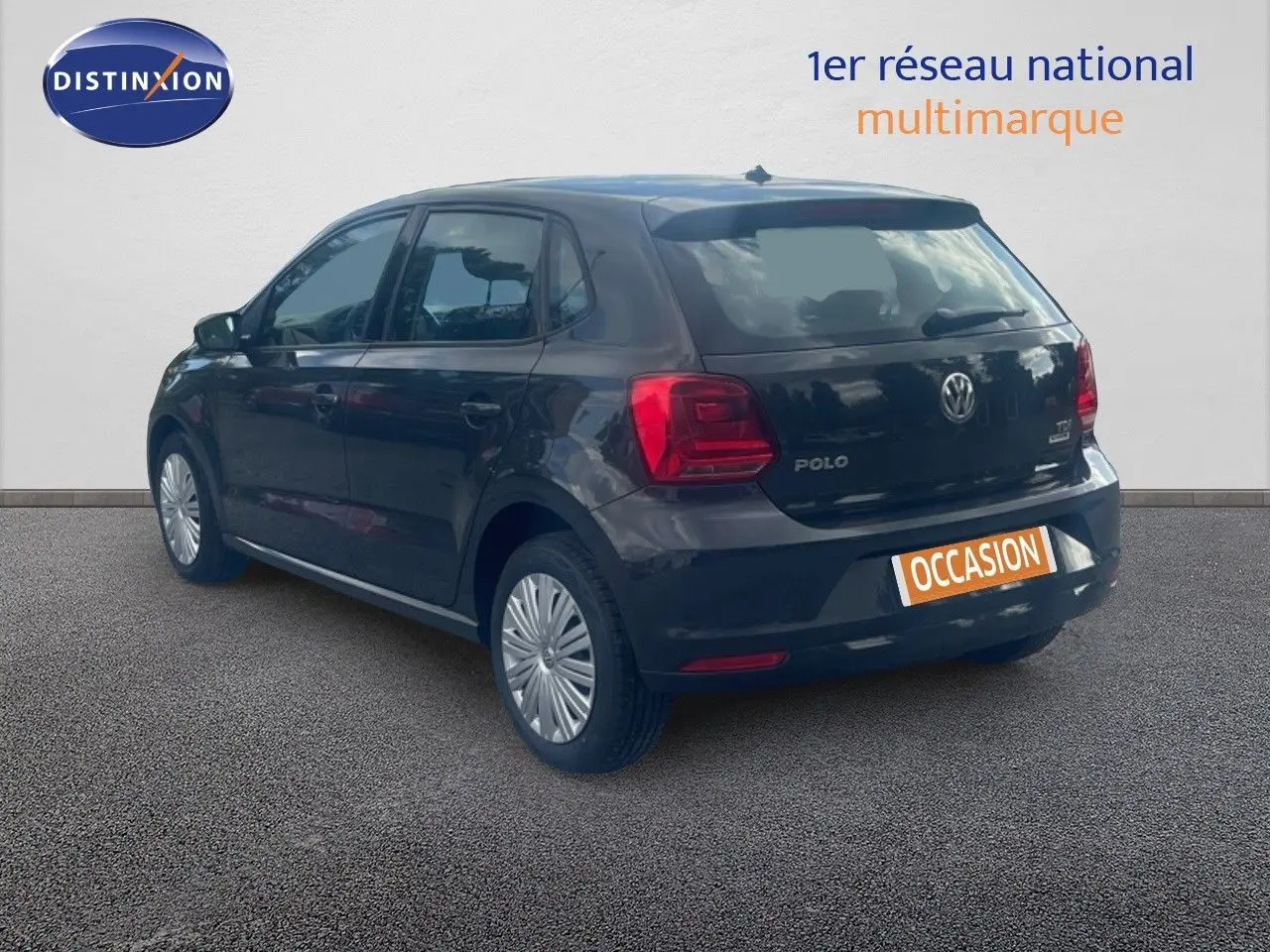 Vue 3/4 arrière droite d'une Volkswagen Polo noire de 2016 avec jantes acier et feux arrière rouges visibles.