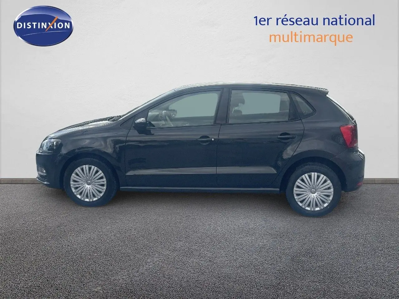 Profil droit d'une Volkswagen Polo noire de 2016, version 1.4 TDI Trendline avec jantes argentées et vitres teintées.