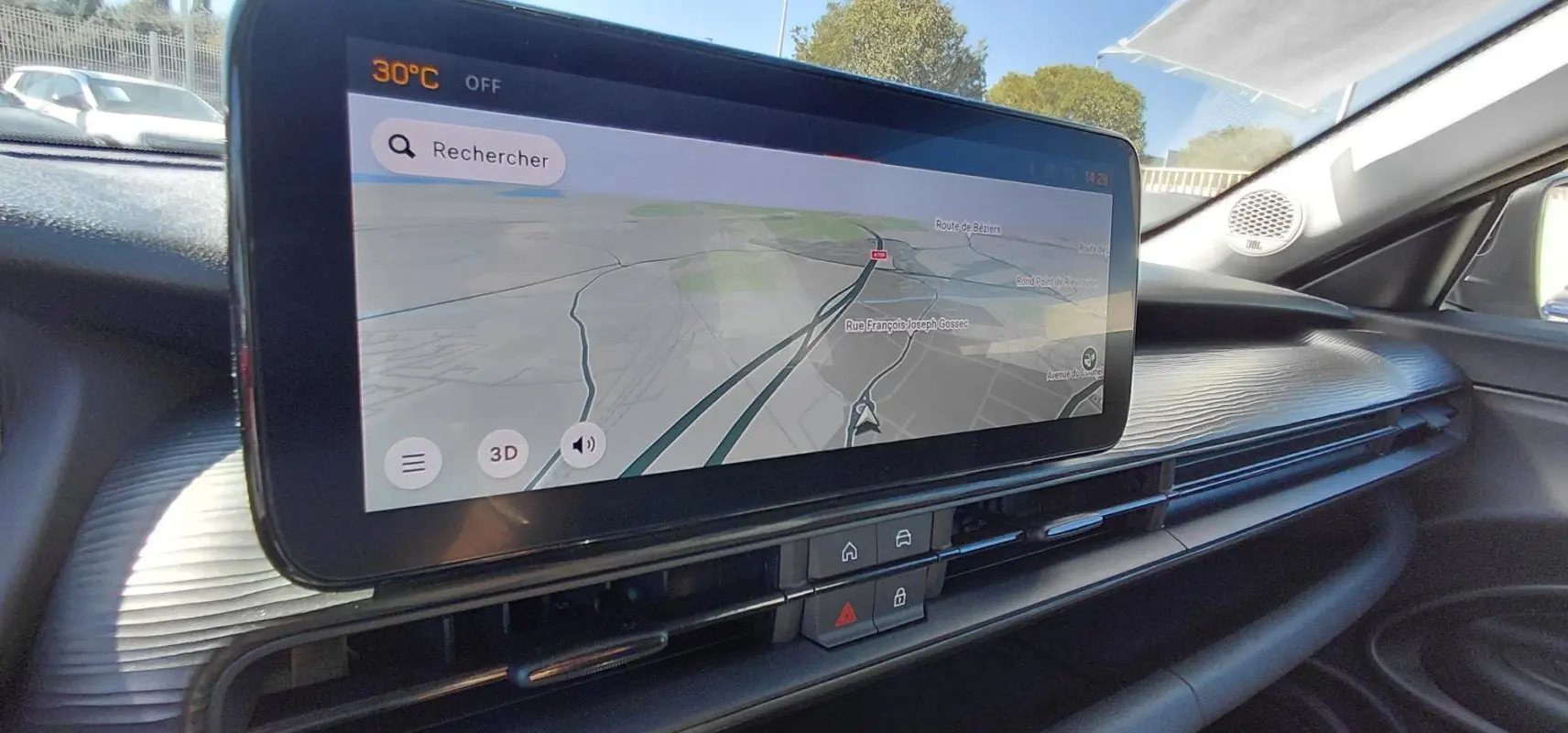 Écran tactile central avec navigation GPS dans l’habitacle du Jeep Avenger blanc, vue côté passager.