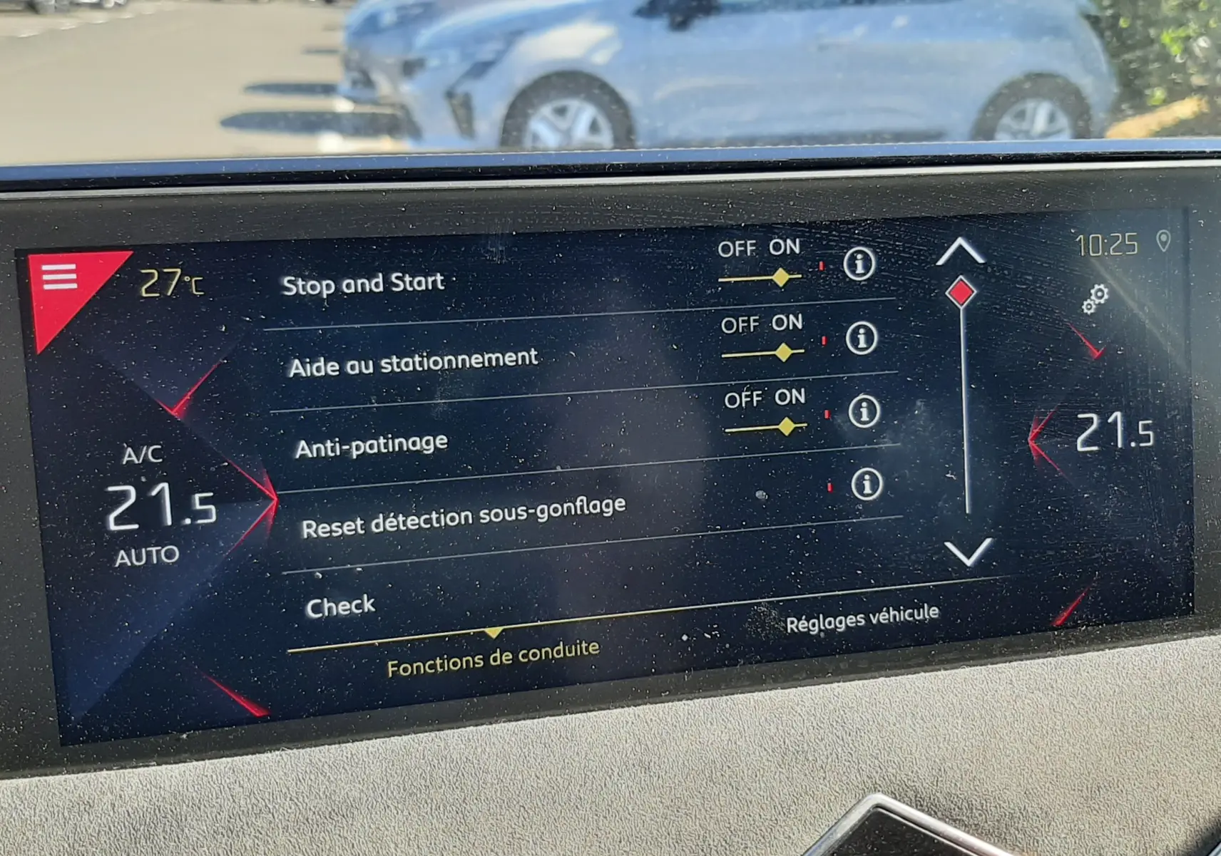 Écran tactile du tableau de bord du DS3 Crossback gris foncé, affichant les aides à la conduite et la climatisation à 21,5°C.