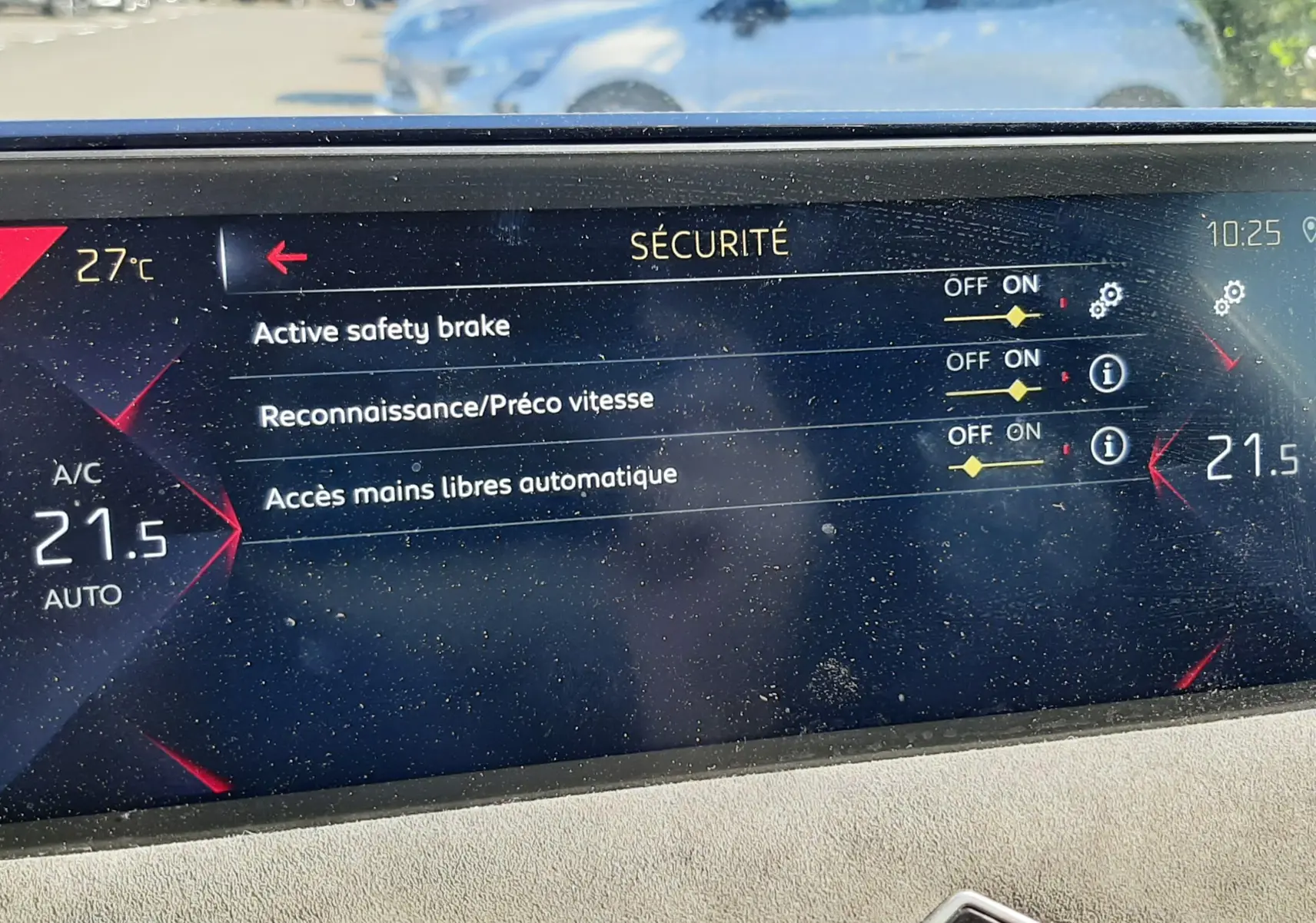 Écran tactile intérieur du DS3 Crossback 2021 affichant les réglages de sécurité et la climatisation à 21,5°C.