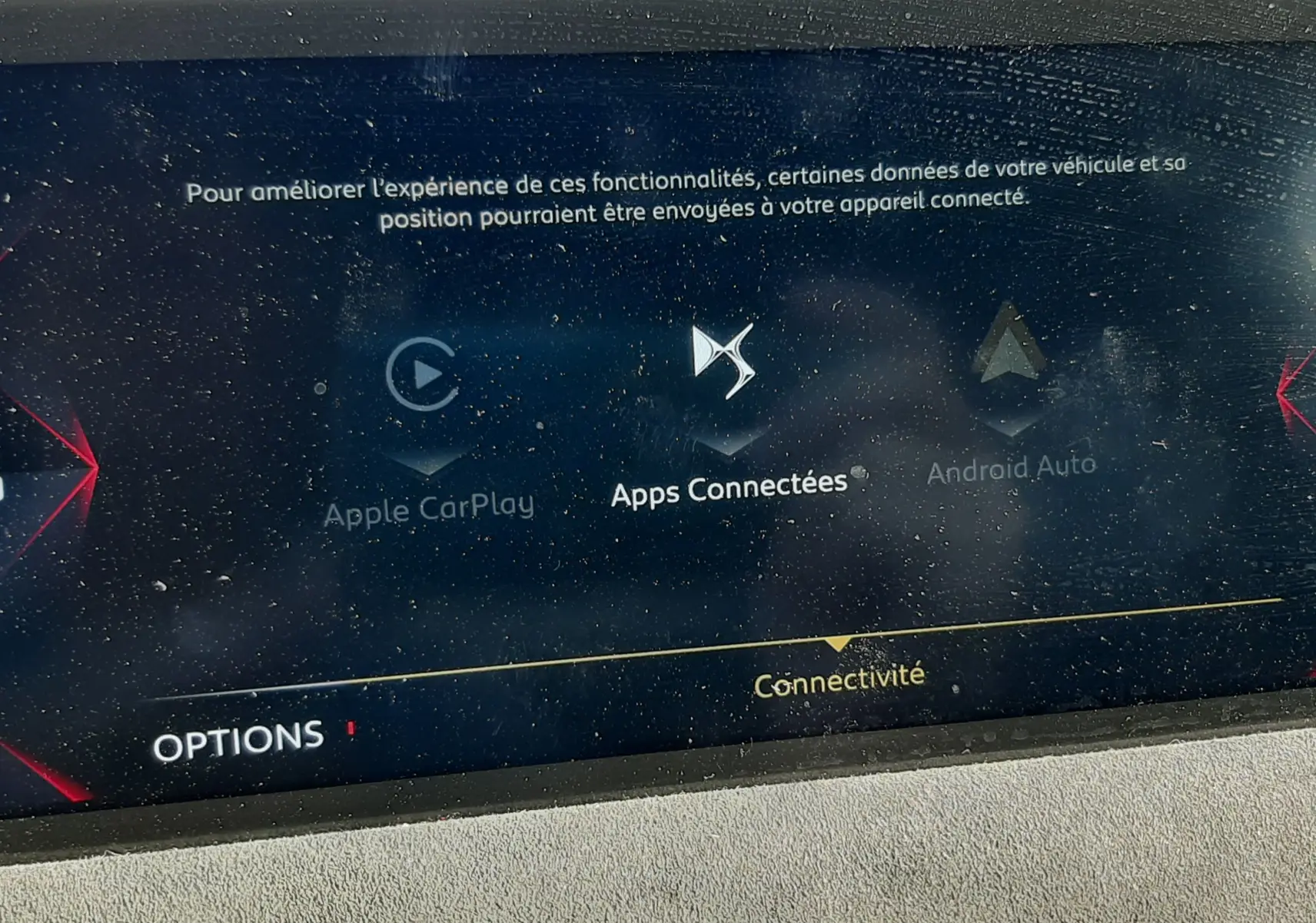 Écran tactile central du DS3 Crossback 2021 montrant les options de connectivité avec Apple CarPlay et Android Auto.