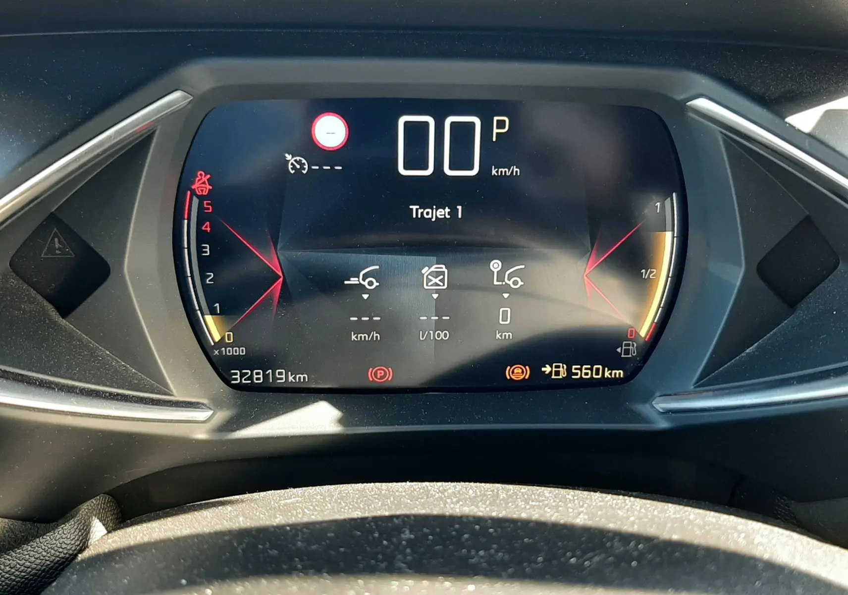 Vue rapprochée du tableau de bord numérique du DS3 Crossback gris foncé, affichant la vitesse à zéro et le kilométrage.