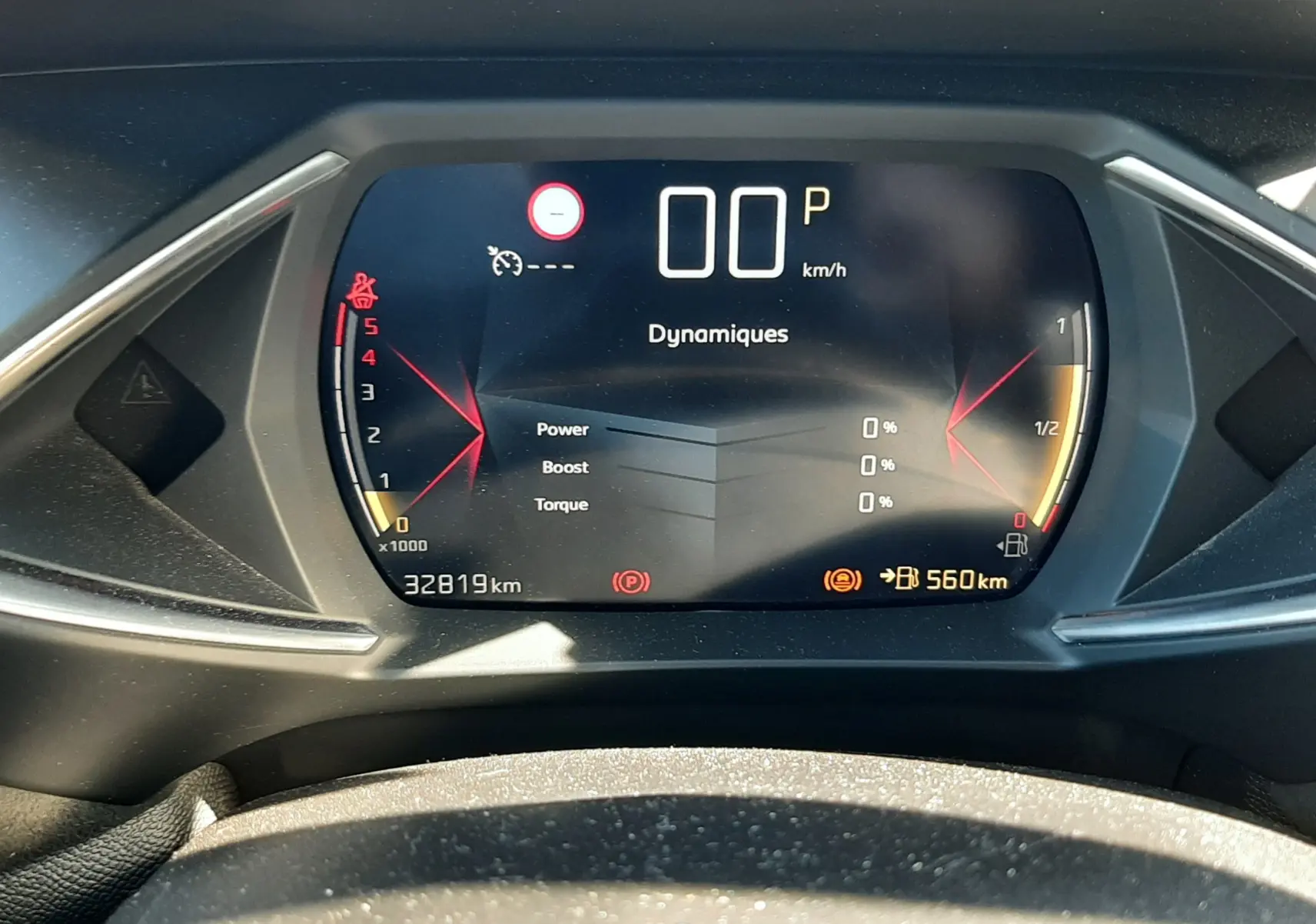 Tableau de bord numérique du DS3 Crossback 2021, affichage dynamique, compteur à 0 km/h, vue frontale rapprochée.