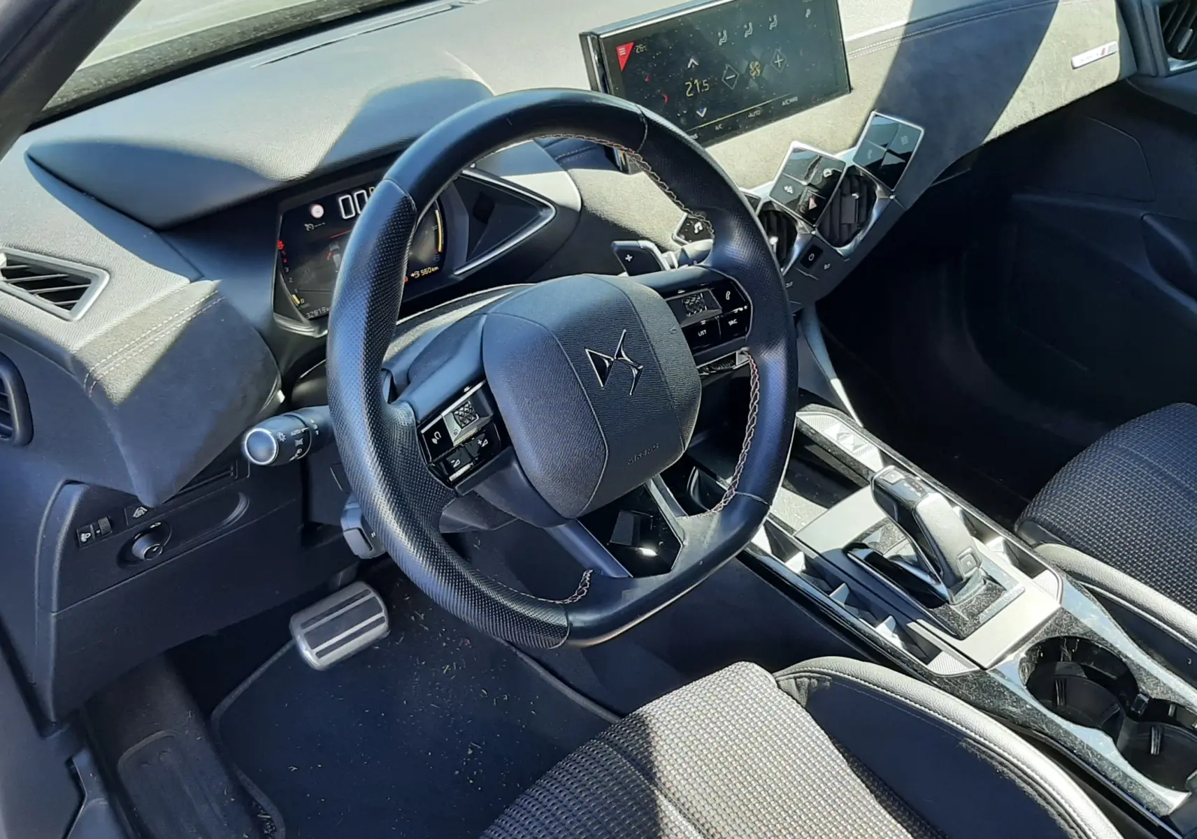 Intérieur noir du DS3 Crossback 2021 vu côté conducteur, avec volant multifonction et écran tactile central.