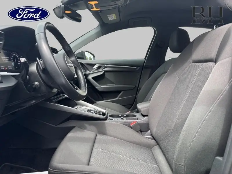 Intérieur avant de l'Audi A3 Sportback 35 TDI noir Mythic, sièges tissu Index Noir Argent et volant cuir multifonction.