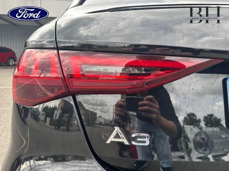 Gros plan sur le feu arrière gauche noir métallisé de l'Audi A3 Sportback 35 TDI avec logo A3 visible.