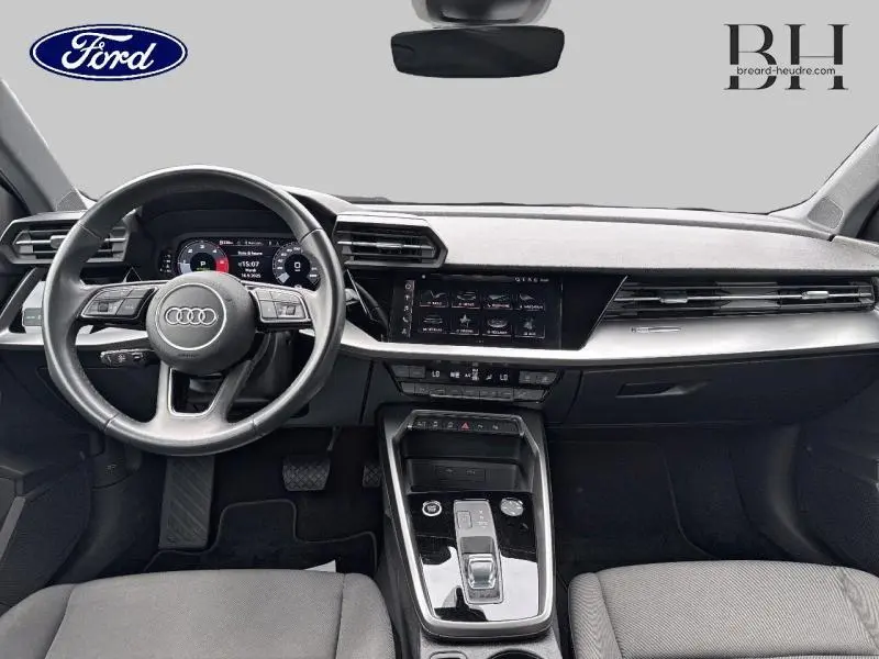 Intérieur de l'Audi A3 Sportback 35 TDI 2022, vue frontale du tableau de bord et volant cuir multifonction noir.