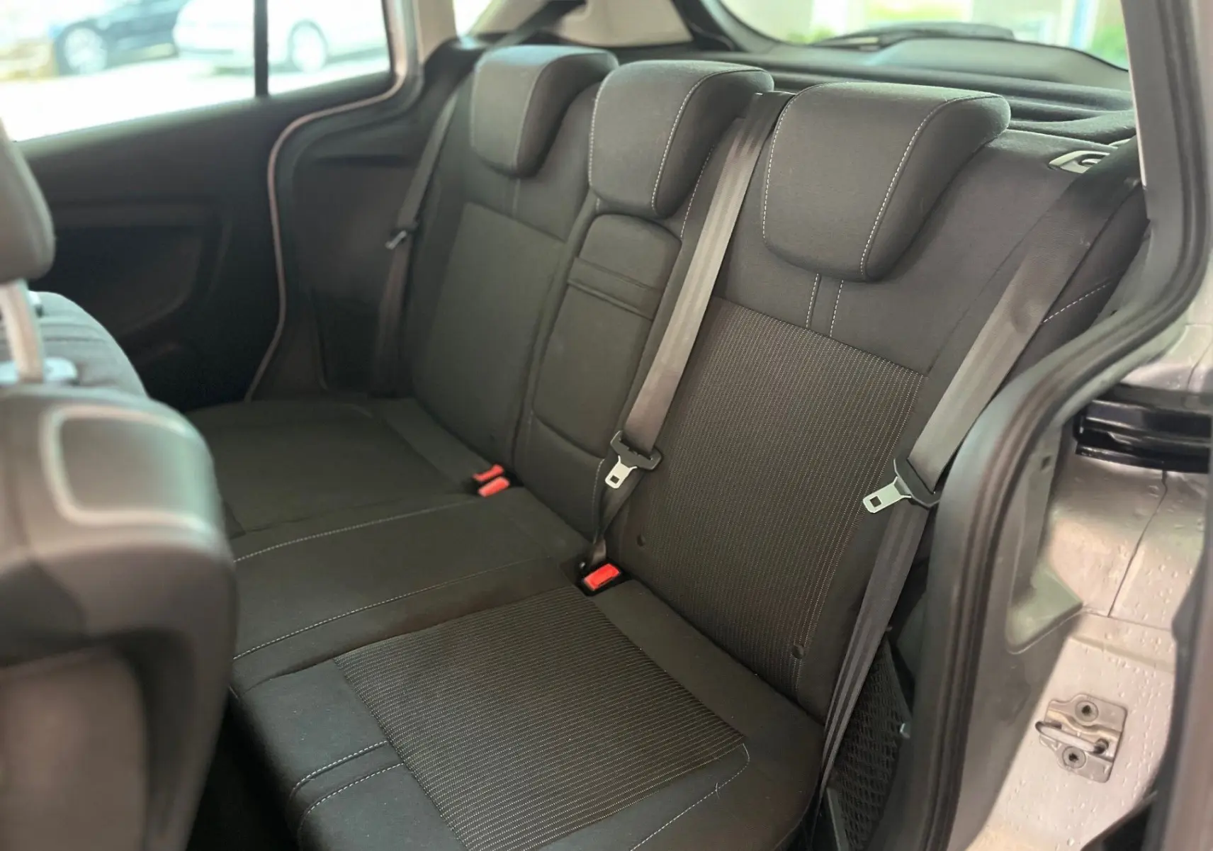 Vue intérieure côté droit sur la banquette arrière en tissu noir du Ford B-MAX gris clair 2015.
