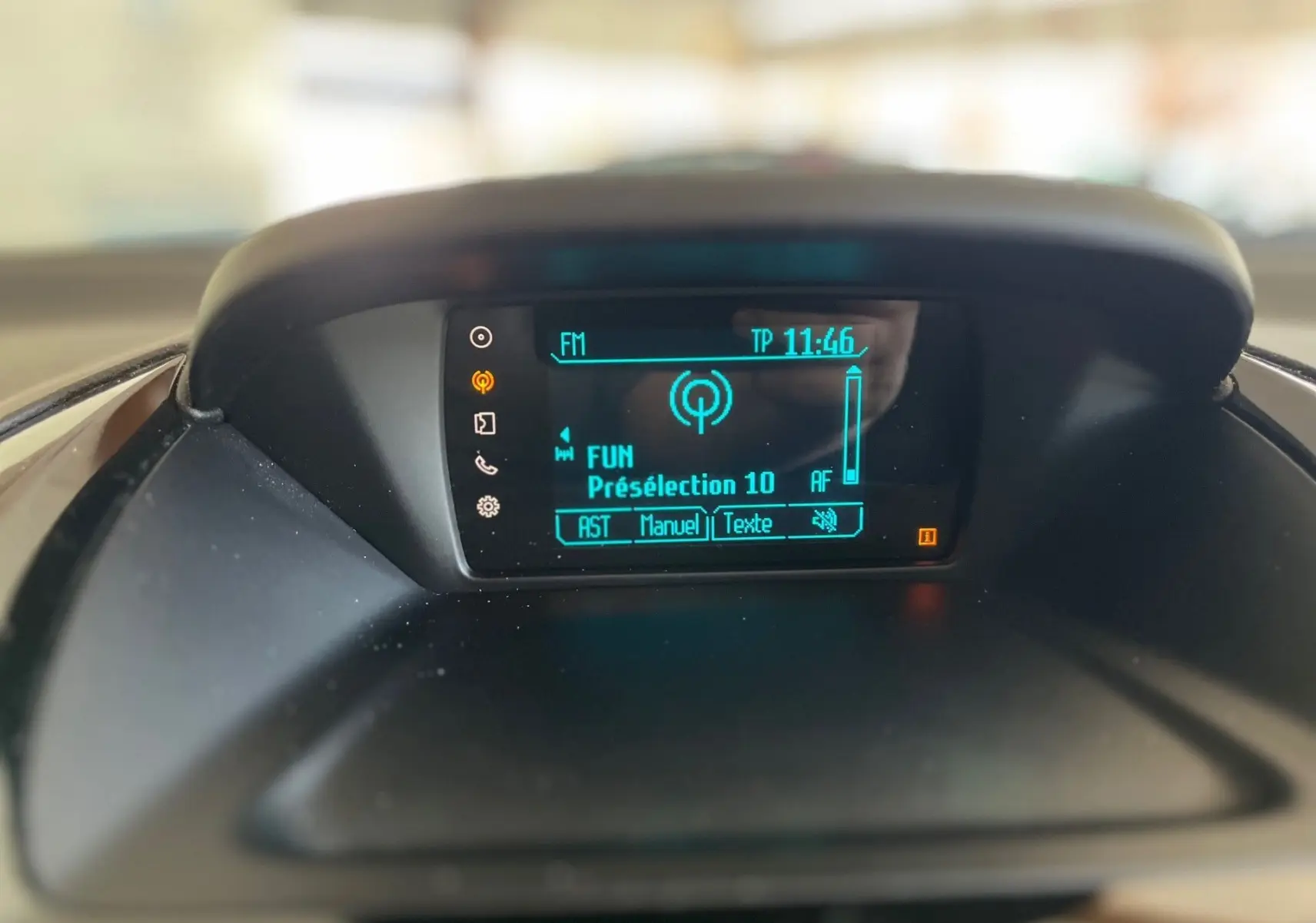 Écran central de la radio affichant la station FM dans une Ford B-MAX gris clair de 2015.