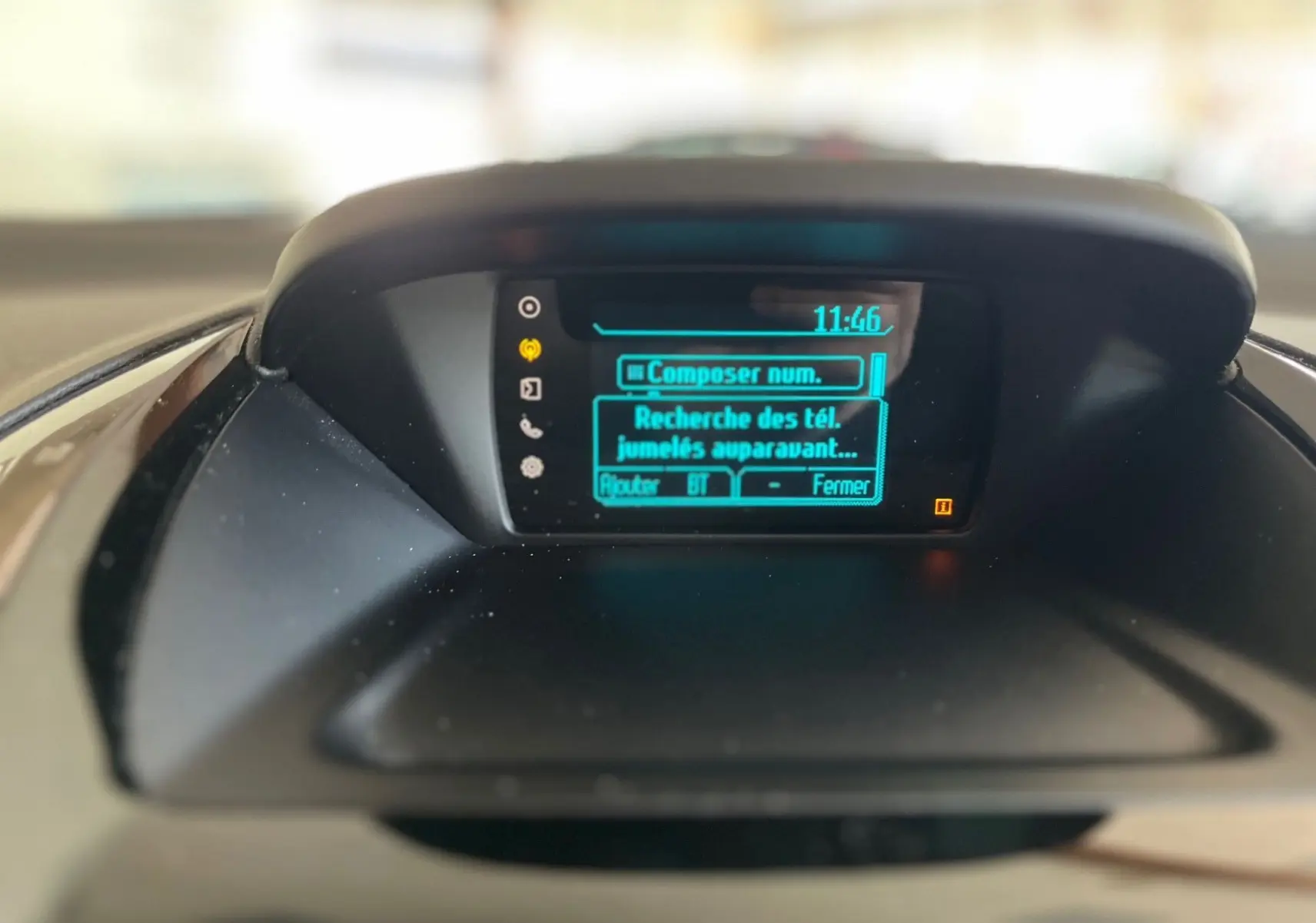Écran central du tableau de bord d'une Ford B-MAX gris clair 2015 affichant le menu Bluetooth en intérieur.