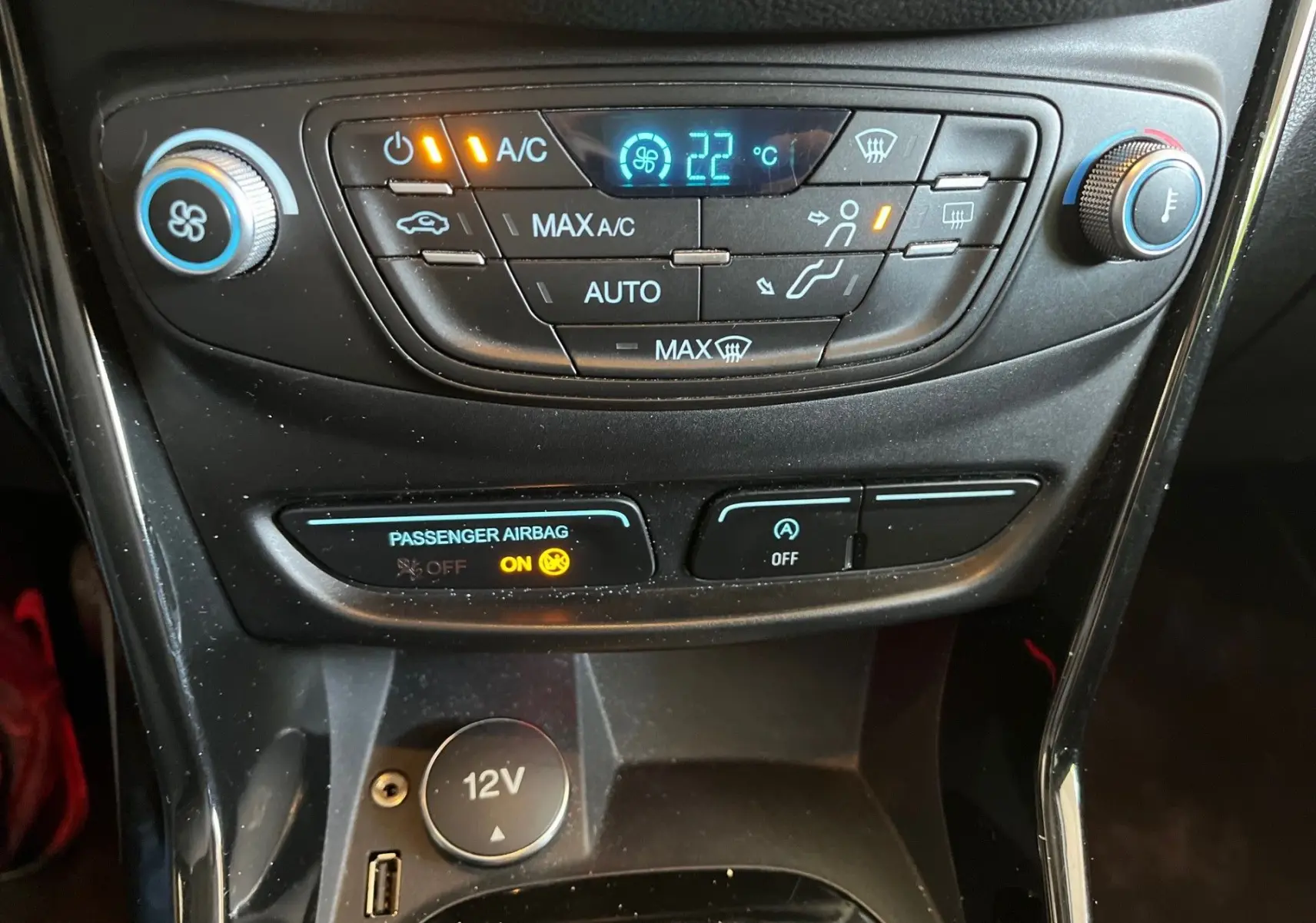 Vue rapprochée de la console centrale du Ford B-MAX 1.0 EcoBoost 125 titanium 2015, avec commandes climatisation et prise 12V.
