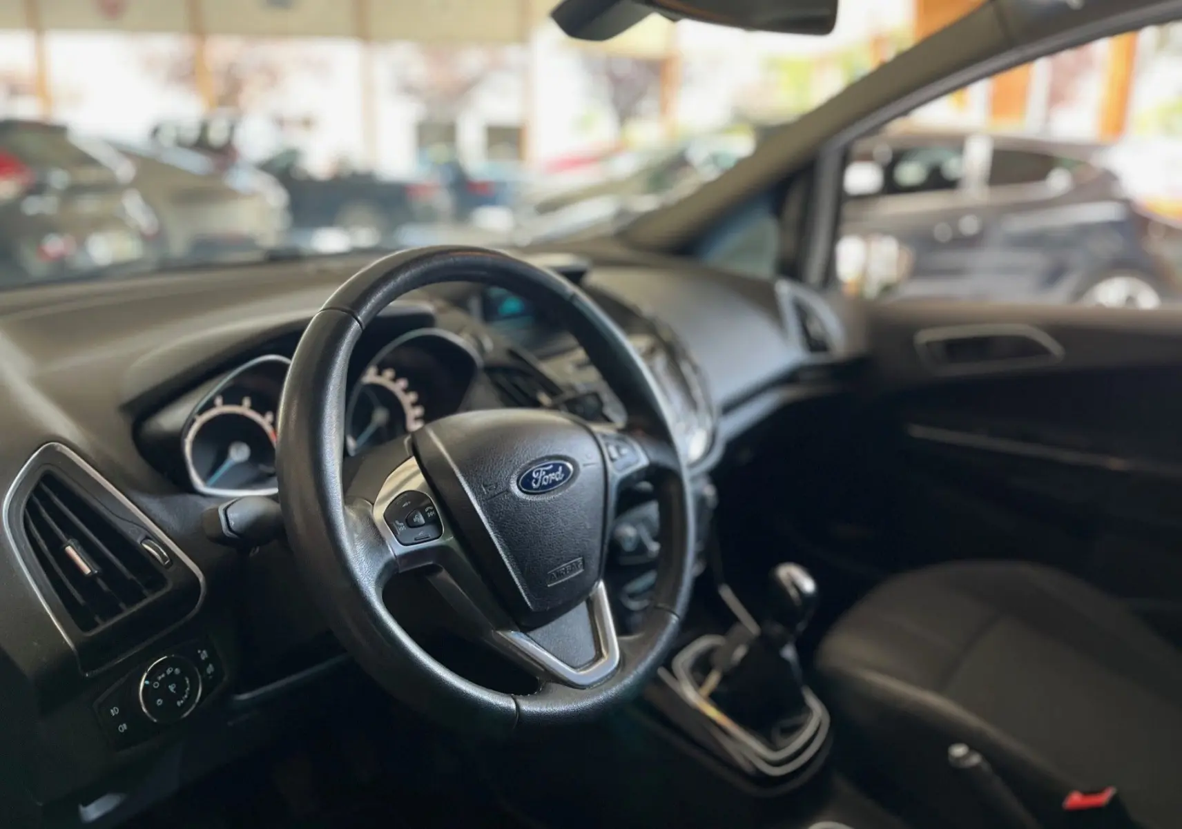 Intérieur noir de la Ford B-MAX 1.0 EcoBoost 125 titanium 2015, vue côté conducteur sur volant et tableau de bord.