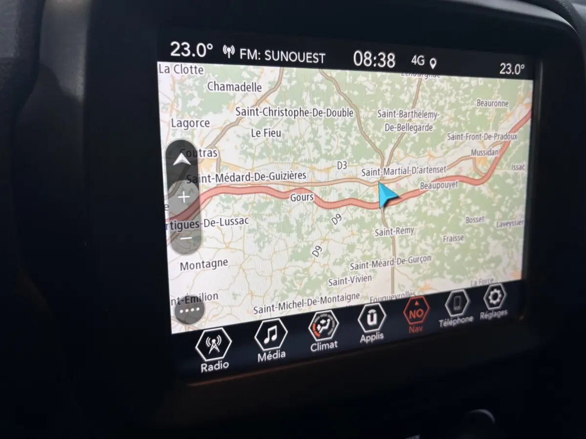 Écran tactile de navigation du Jeep Renegade 2021 affichant une carte routière en intérieur véhicule.