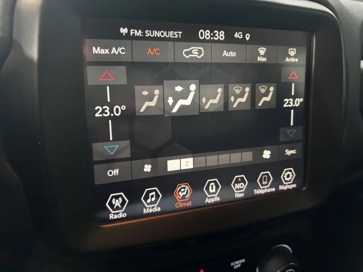 Écran tactile central du tableau de bord du Jeep Renegade bleu 2021 affichant les réglages de climatisation et multimédia.