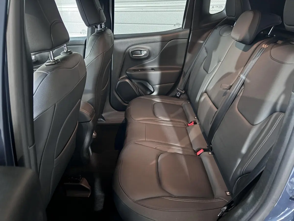 Vue intérieure côté droit sur la banquette arrière cuir noire du Jeep Renegade bleu 2021 hybride rechargeable.