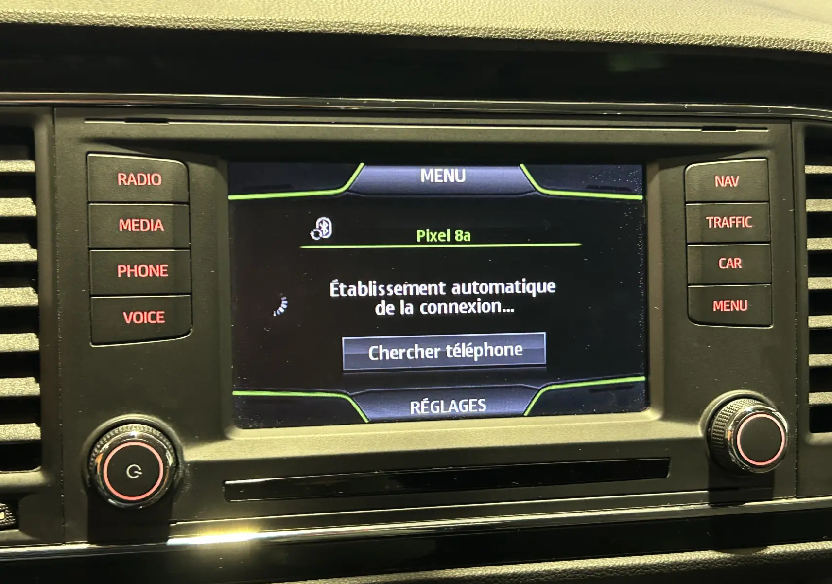 Écran central du tableau de bord du SEAT Leon 2014 montrant le menu de connexion Bluetooth avec options radio et navigation.
