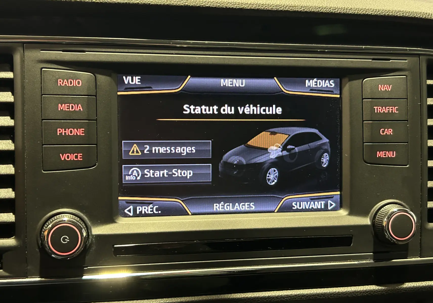 Écran central du tableau de bord montrant le statut du véhicule SEAT Leon noir avec alertes et options Start-Stop.
