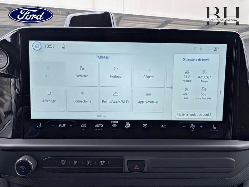 Écran tactile central du Ford Transit Custom gris, affichant le menu des réglages du véhicule en intérieur.