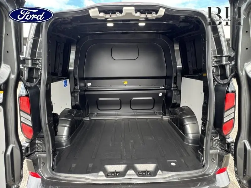 Vue arrière ouverte du fourgon Ford Transit Custom gris métallisé montrant l’espace de chargement vide et protégé.