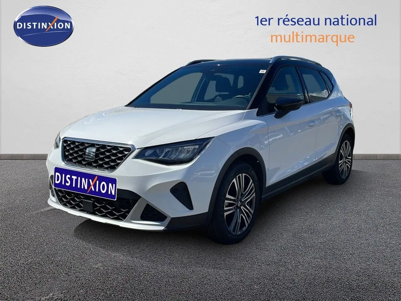 SEAT Arona blanc Nevada avec toit noir, vue 3/4 avant droit mettant en valeur ses lignes modernes et ses jantes alliage.