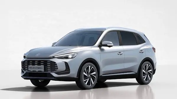 Vue 3/4 avant droite du MG ZS 1.5 Hybrid+ 197 Luxury en Cosmic Silver avec toit ouvrant et jantes bi-ton.
