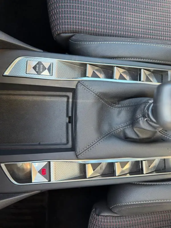 Vue rapprochée de la console centrale grise du DS3 2024, avec levier de vitesse manuel et boutons en métal brossé.