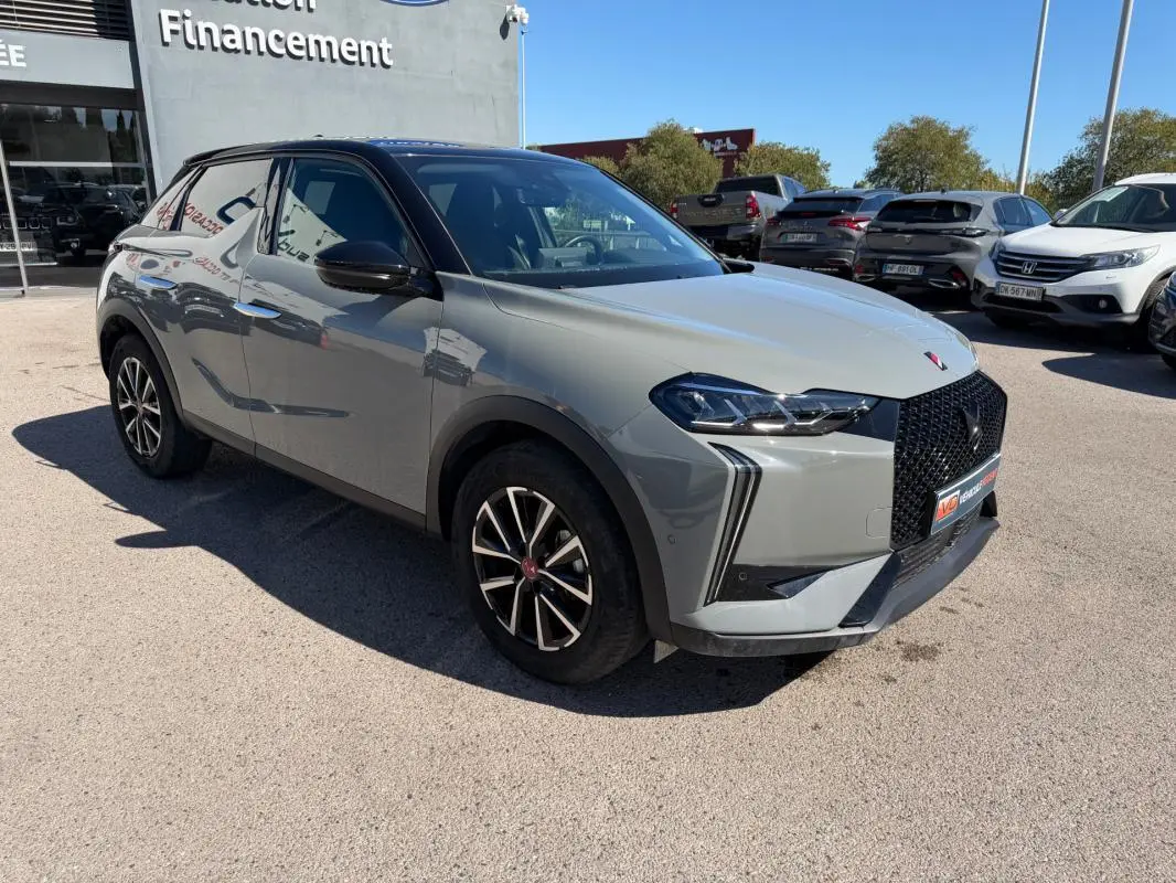 DS3 100 BVM6 Performance Line gris vue 3/4 avant droit, avec calandre noire et jantes alliage distinctives.