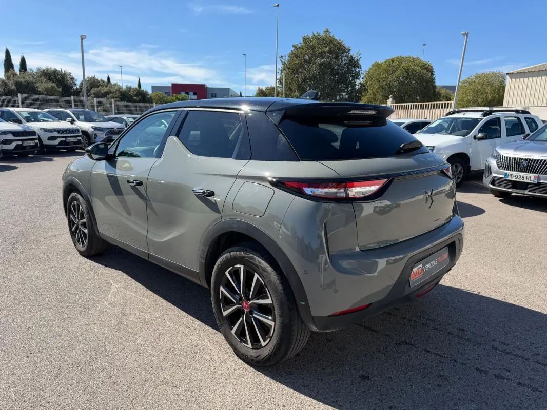 Vue 3/4 arrière droite d'un DS3 100 BVM6 Performance Line gris avec toit noir et jantes alliage distinctives.