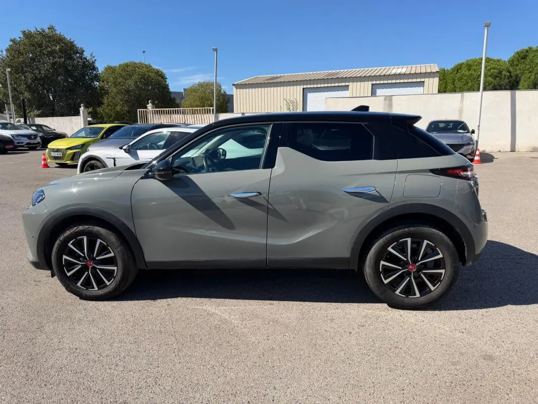Vue de profil côté gauche d'un DS3 gris 2024 avec toit noir et jantes noires à motifs argentés.