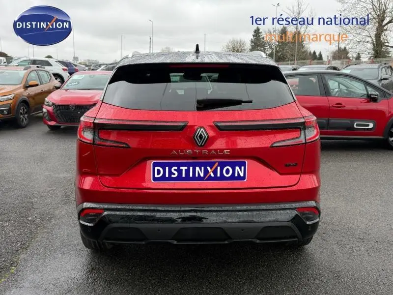 Vue arrière d'un Renault Austral rouge flamme 2025 avec logo central et feux arrière horizontaux allongés.