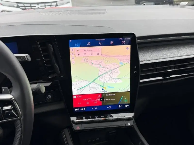 Vue intérieure centrée sur l'écran tactile vertical du tableau de bord du Renault Austral 2025, finition Techno.