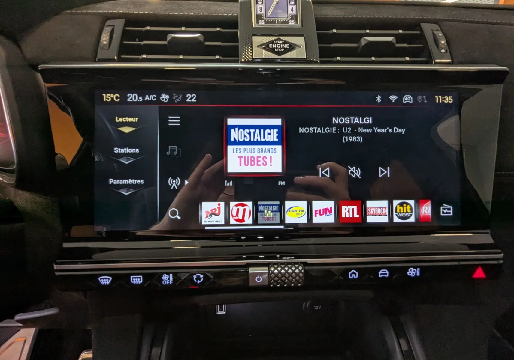 Vue rapprochée de l’écran tactile central du DS7 gris laque 2025, affichant la radio Nostalgie avec commandes tactiles.