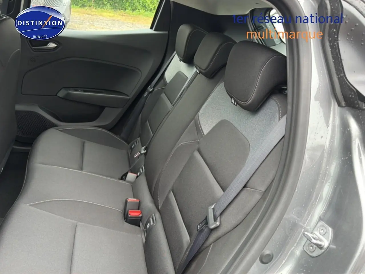 Vue côté droit de la banquette arrière grise de la Renault Clio V 1.0 TCe 90 Evolution avec ceintures et appuie-têtes.