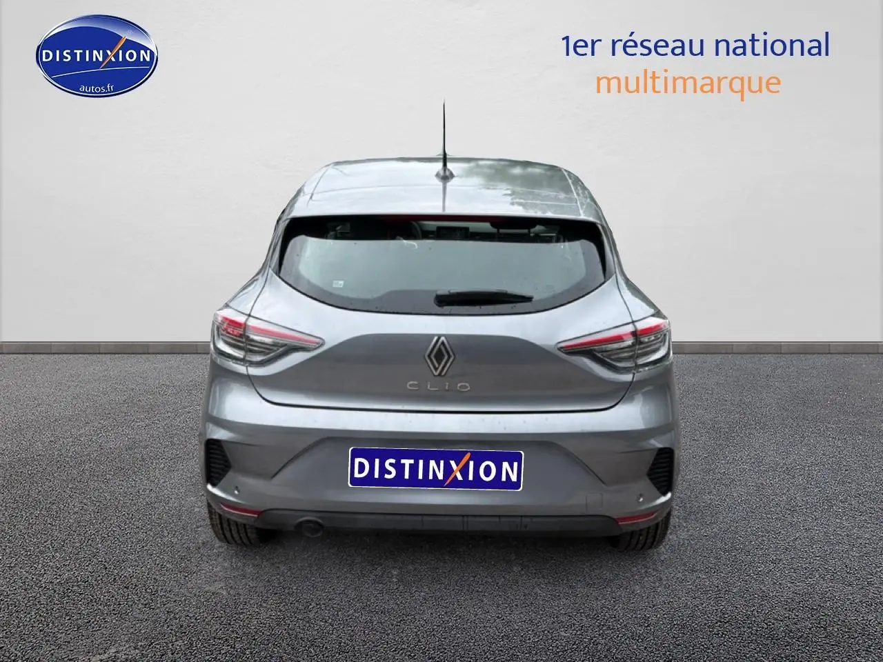 Vue arrière d'une Renault Clio V gris schiste avec feux arrière LED et becquet intégré sur fond neutre.