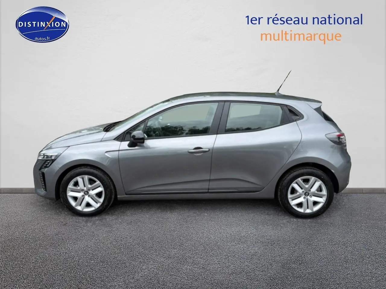 Profil côté gauche d'une Renault Clio V gris schiste, avec jantes alliage et antenne de toit visible.