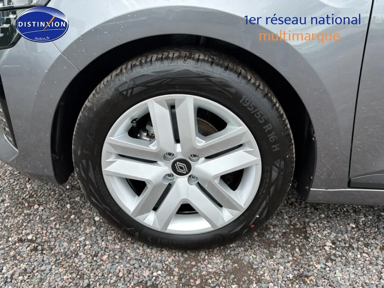 Gros plan sur la roue avant droite gris schiste d’une Renault Clio V avec jante alliage à cinq branches.