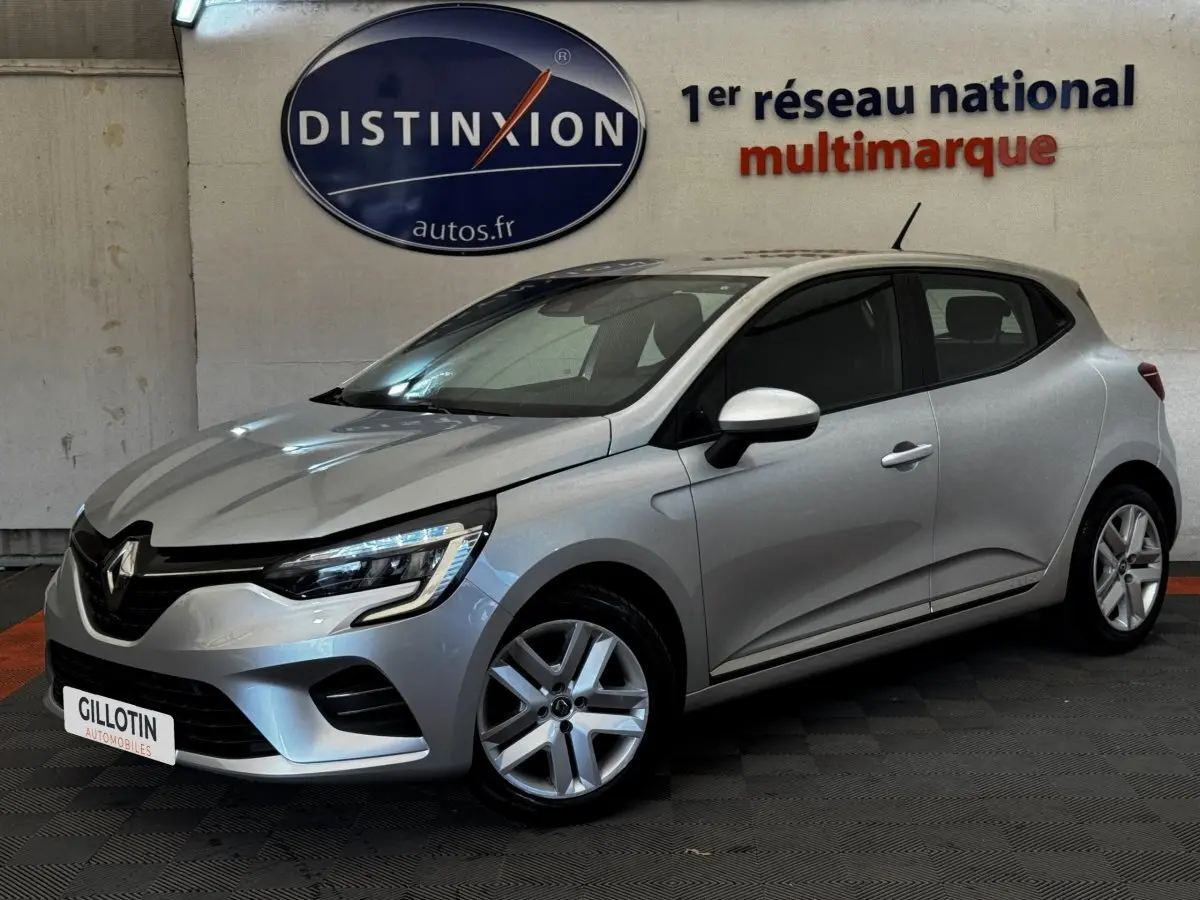 Renault Clio Business TCe 90 gris clair vue 3/4 avant droit, avec phares LED et jantes alliage cinq branches.