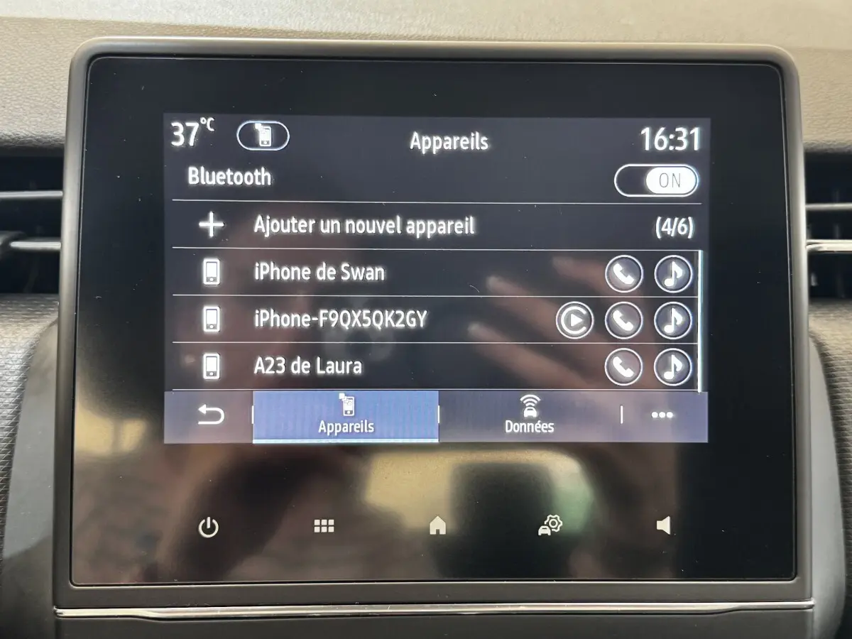 Écran tactile central de la Renault Clio Business TCe 90 2020 affichant la connexion Bluetooth et les appareils appairés.