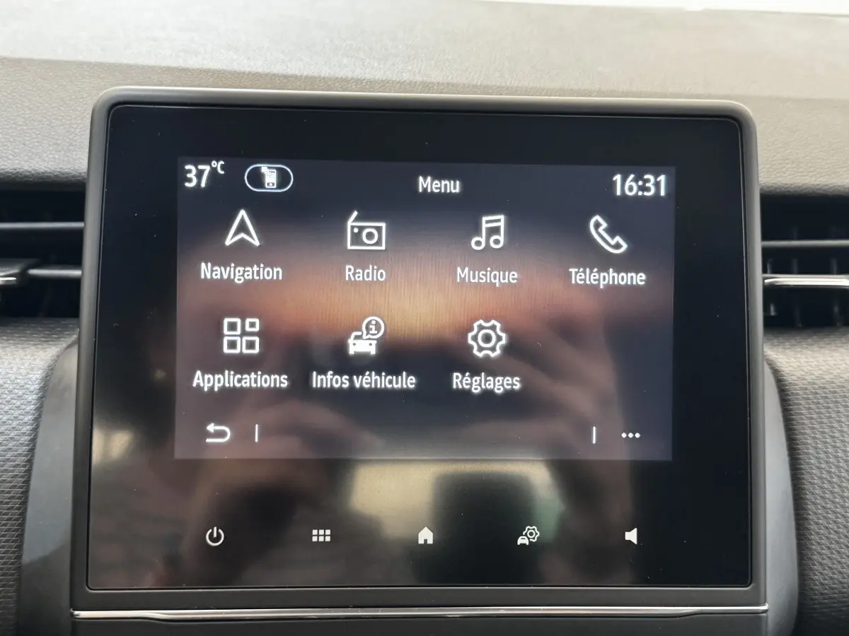 Écran tactile central de la Renault Clio Business TCe 90 2020 affichant le menu principal avec navigation et musique.