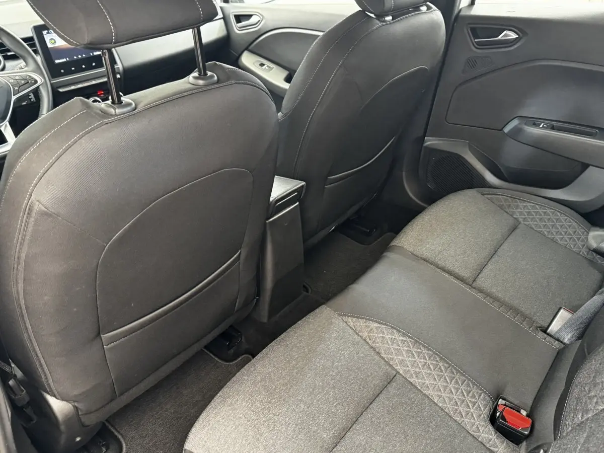 Vue arrière intérieure de la Renault Clio Business TCe 90 2020, sièges tissu gris foncé avec motifs géométriques.