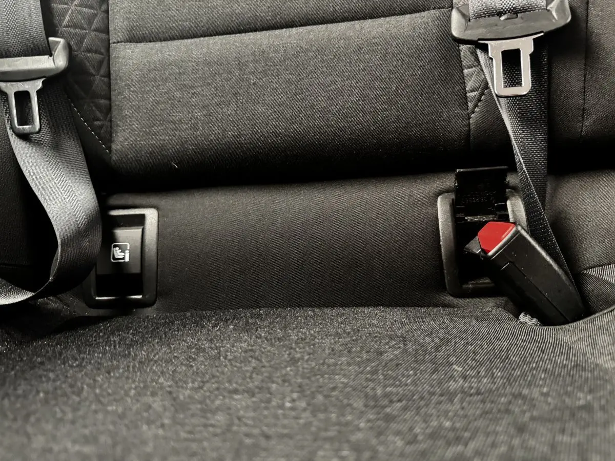 Détail de la banquette arrière noire de la Renault Clio Business TCe 90 2020 avec ceinture de sécurité et fixation Isofix.