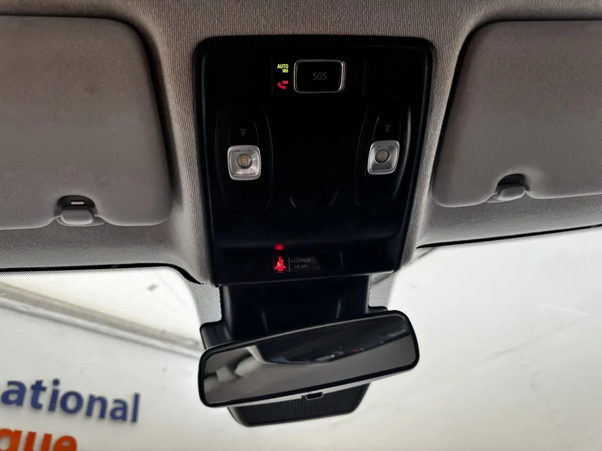 Vue intérieure du plafonnier et du rétroviseur central de la Renault Clio Business TCe 90 gris clair de 2020.