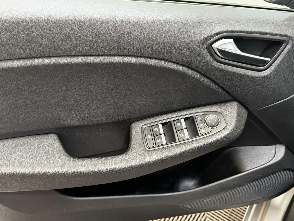 Détail de la porte conducteur grise de Renault Clio Business TCe 90 2020 avec commandes électriques des vitres et rétroviseurs.